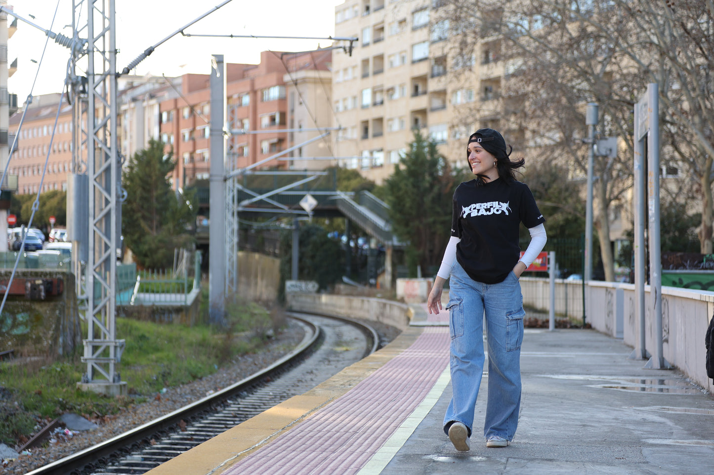 PERFIL BAJO LOGO BLACK WMN T-SHIRT